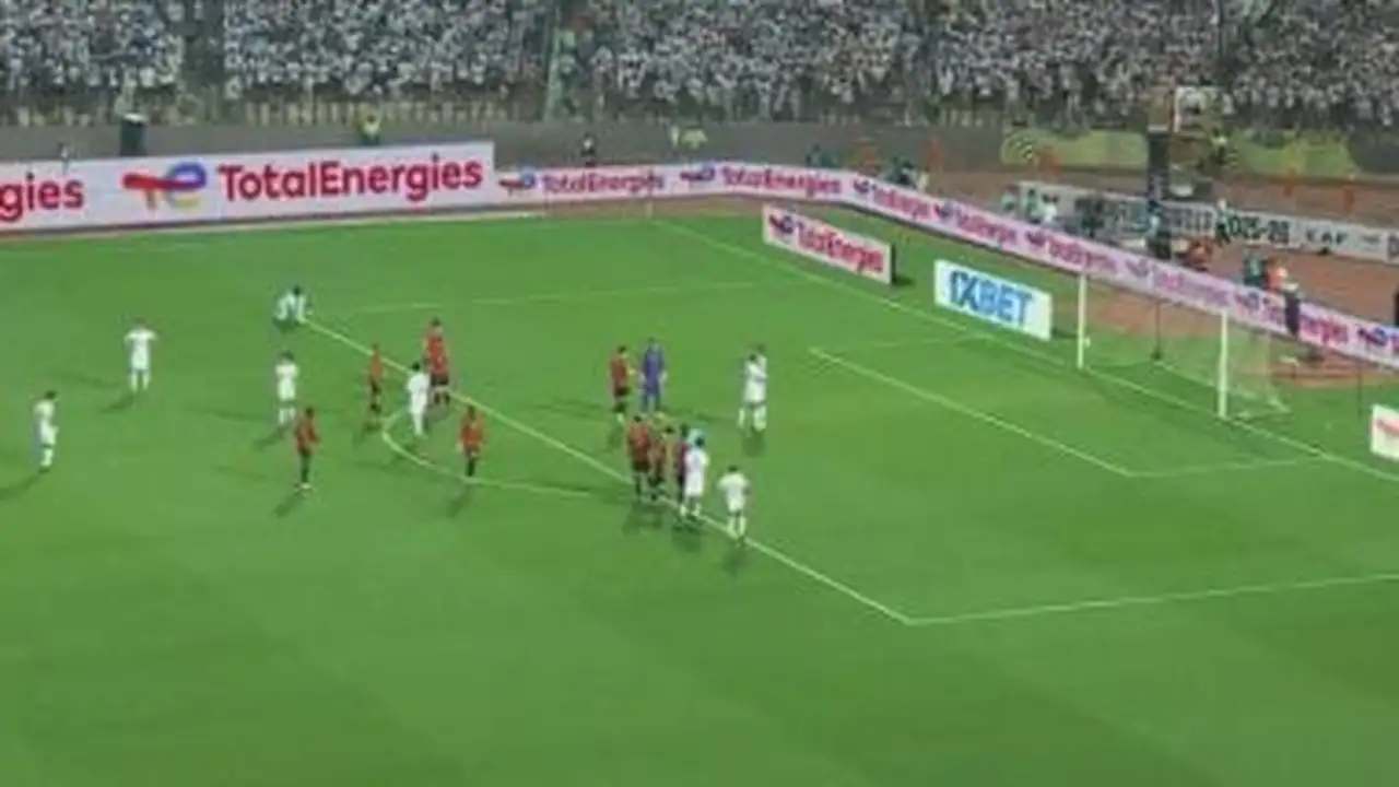 لاعبو اتحاد العاصمة يعبّرون عن شكرهم لجماهيرهم عند وصولهم ملعب القاهرة